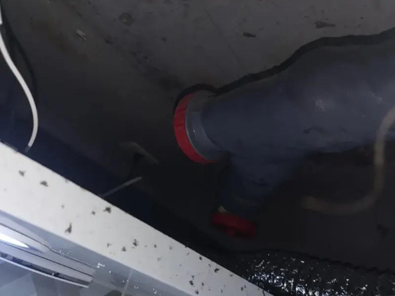 청주 청원구 벽 안으로 이어지는 배수관 이음부
