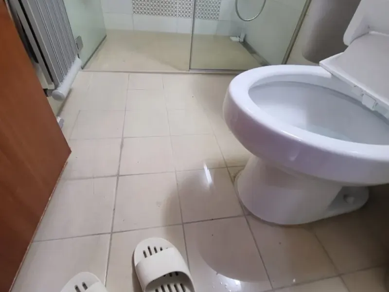 청주 청원구 물이 넘쳐 젖은 화장실 바닥